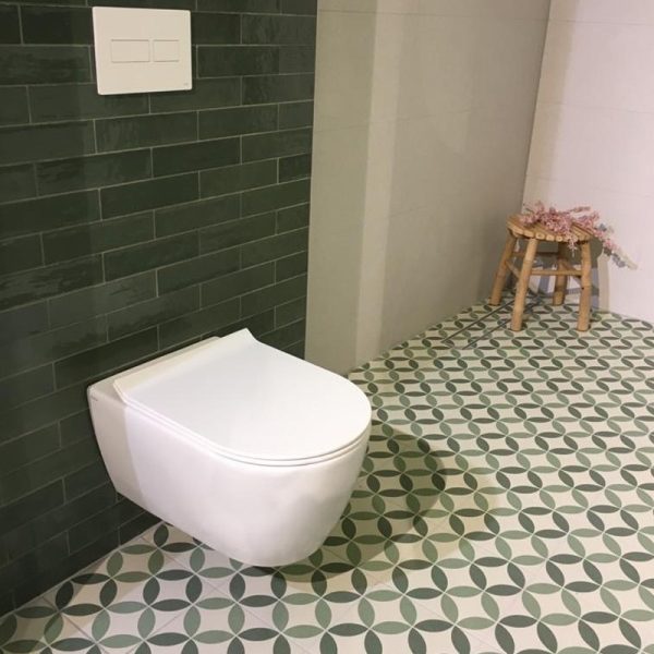 Velye Verte patroontegel in badkamer met groene zellige wandtegel